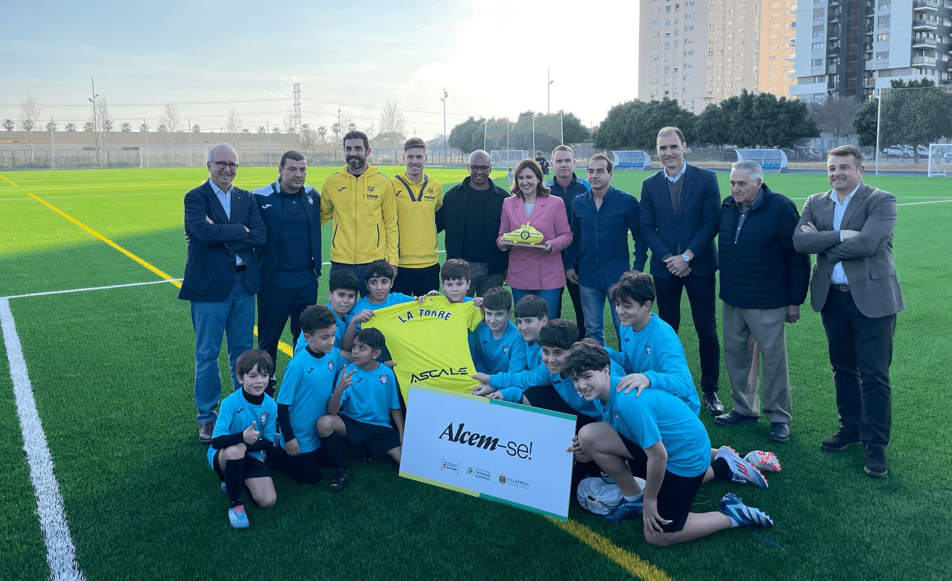 Queda inaugurado el nuevo campo de fútbol de La Torre financiado por el Villarreal CF tras la DANA