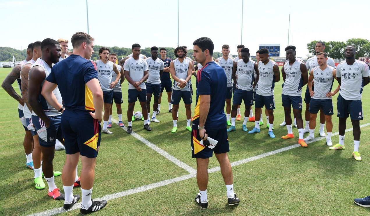  El Arsenal quiere aligerar la nómina de 33 futbolistas, entre ellos, Lucas Torreira.