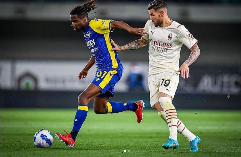  Adrien Tamèze protege el balón ante Theo Hernández.