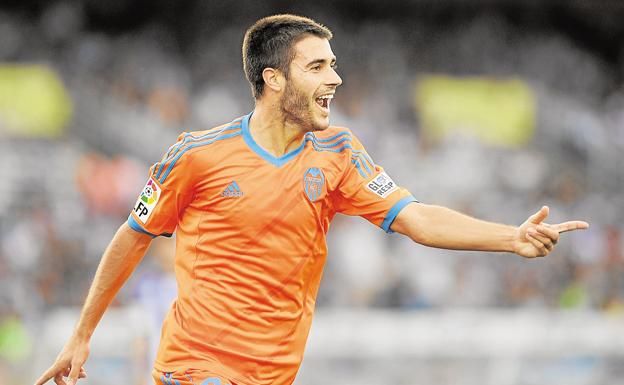 Carles Gil celebra un gol con el Valencia ante la Real Sociedad.