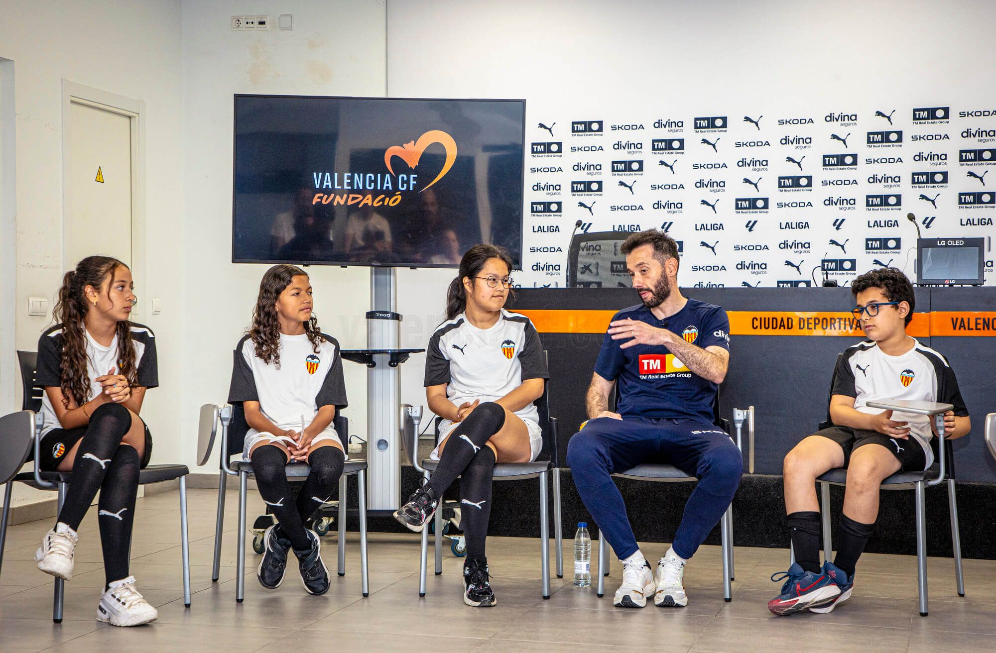  Carlos Corberán con los niños de Escoles Blanquinegres