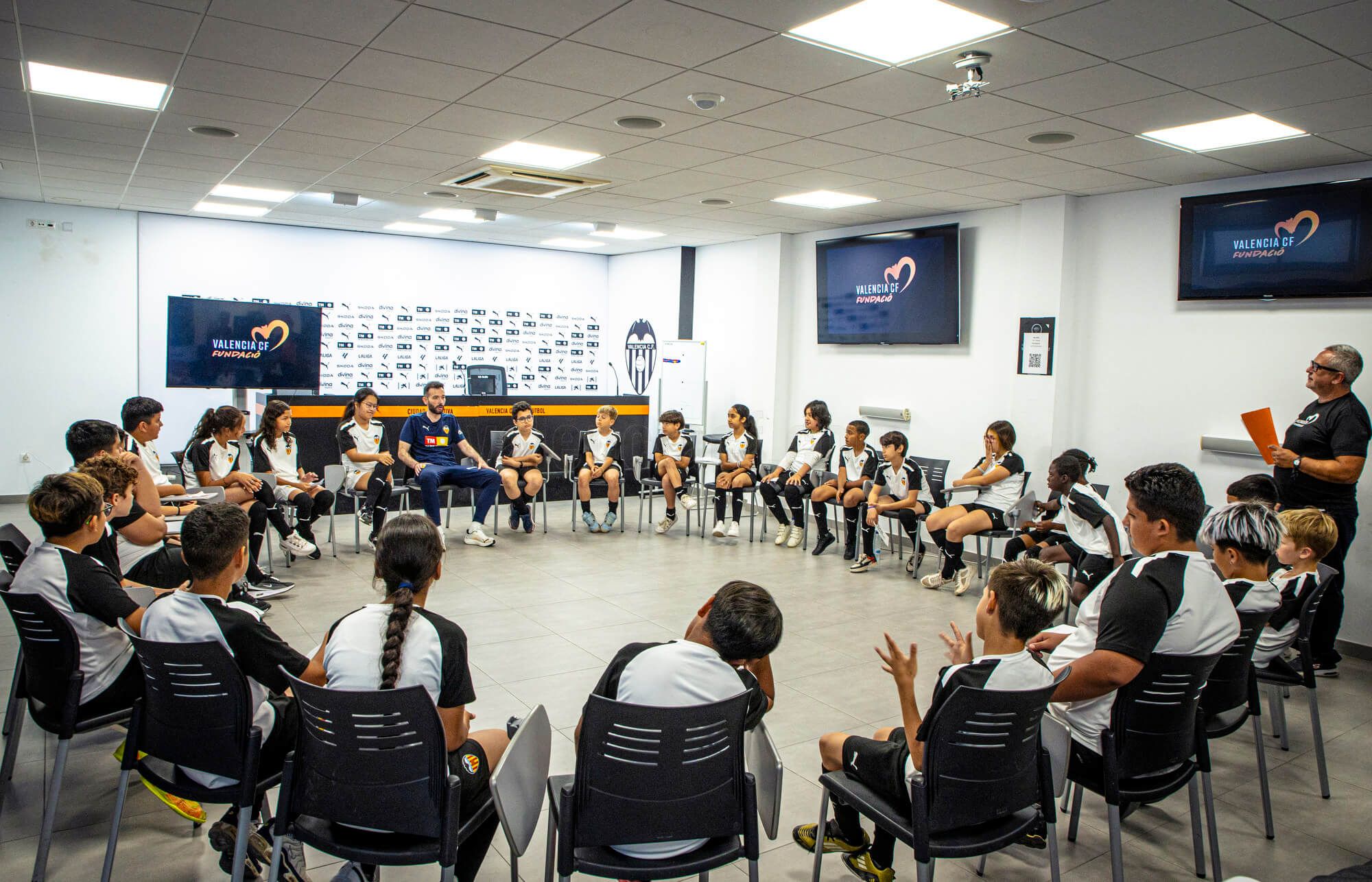  Carlos Corberán con los niños de Escoles Blanquinegres