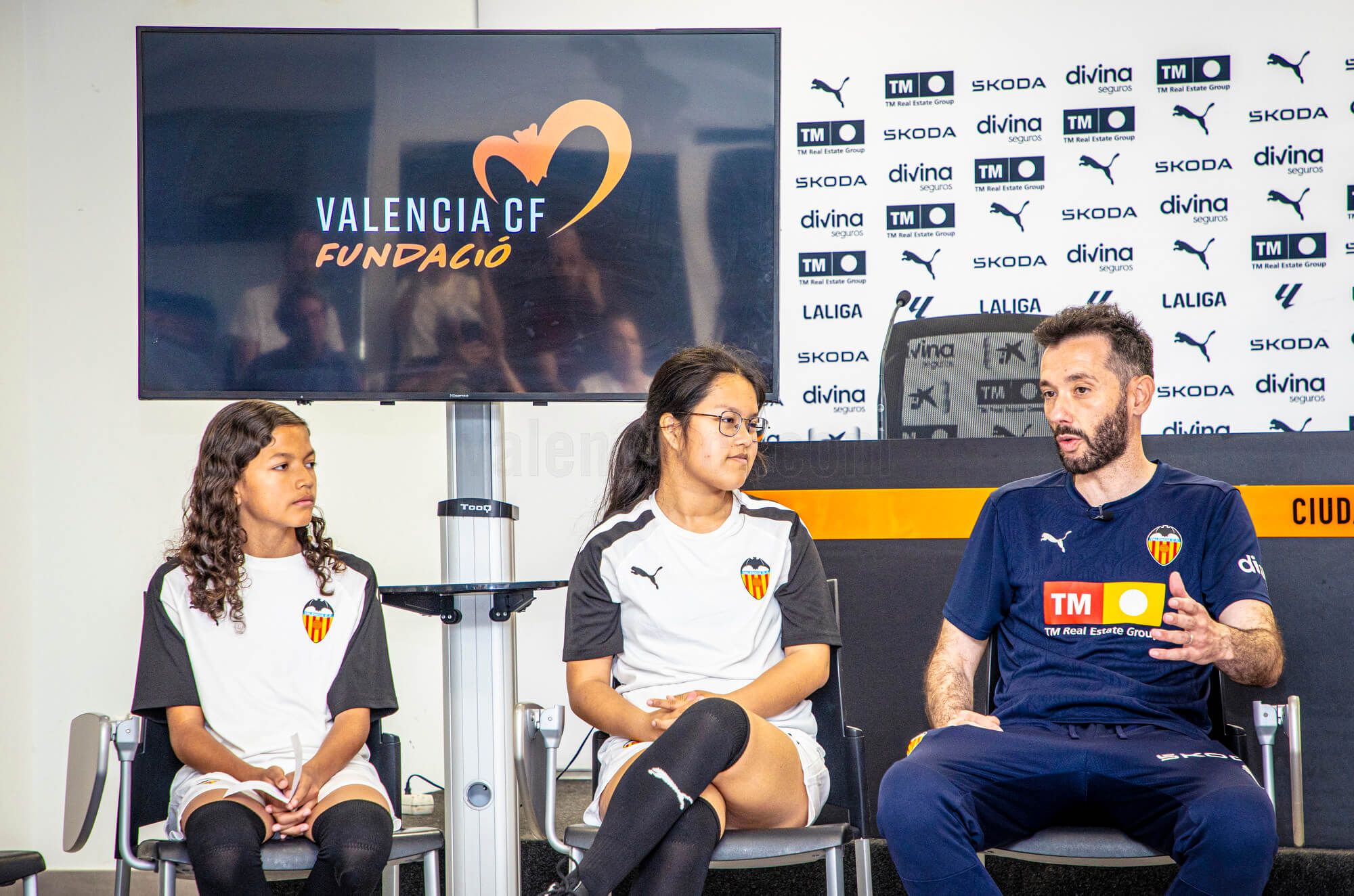  Carlos Corberán con los niños de Escoles Blanquinegres