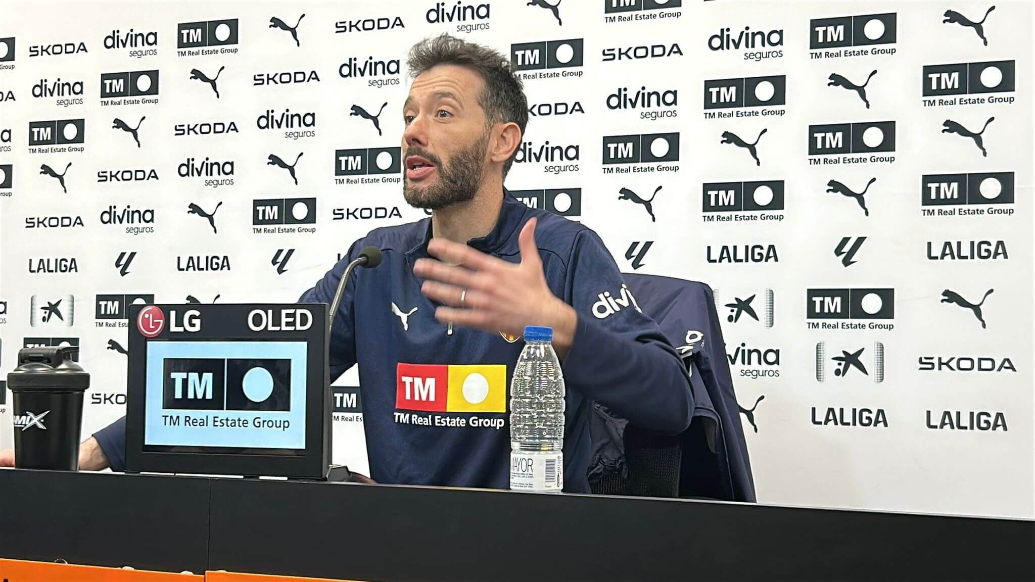 Carlos Corberán en sala de prensa habló de Peter Lim