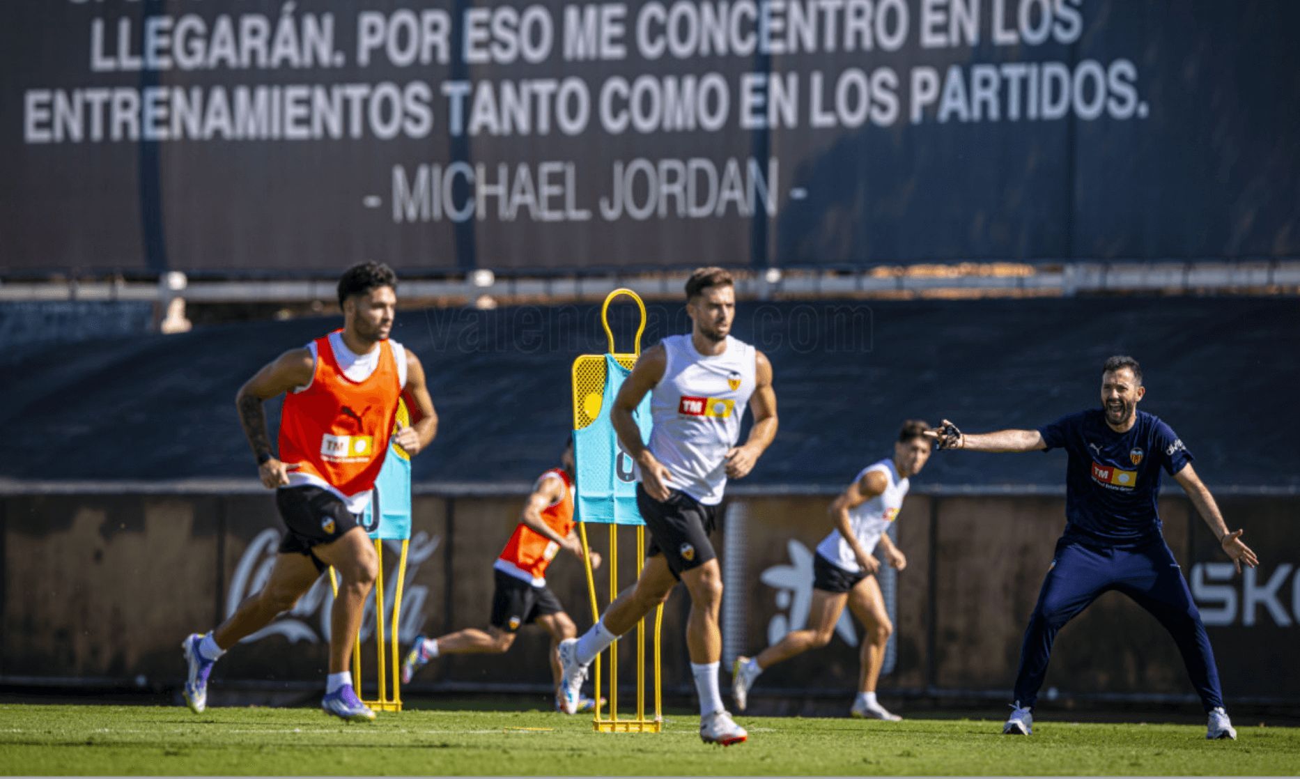 Carlos Corberán observa a Hugo Duro y Alberto Marí