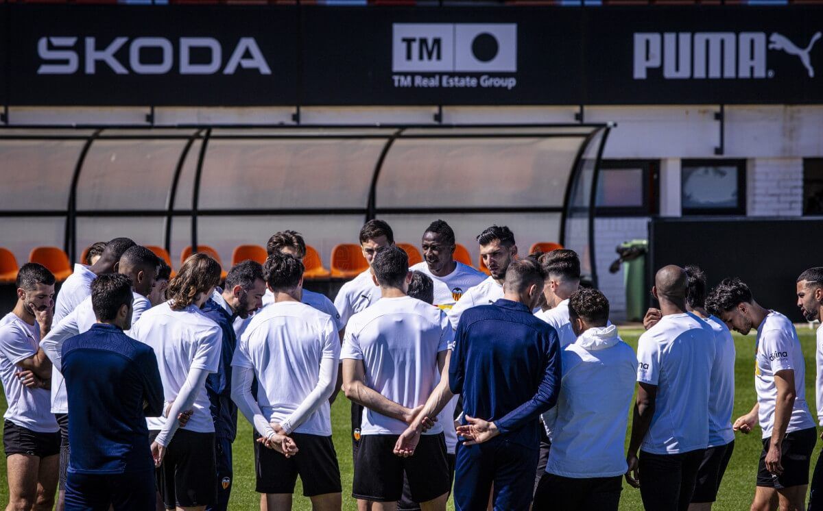 Carlos Corberán y el grupo. El sentir de "hasta dónde lleguemos", incluido Europa, se ha instalado en el vestuario