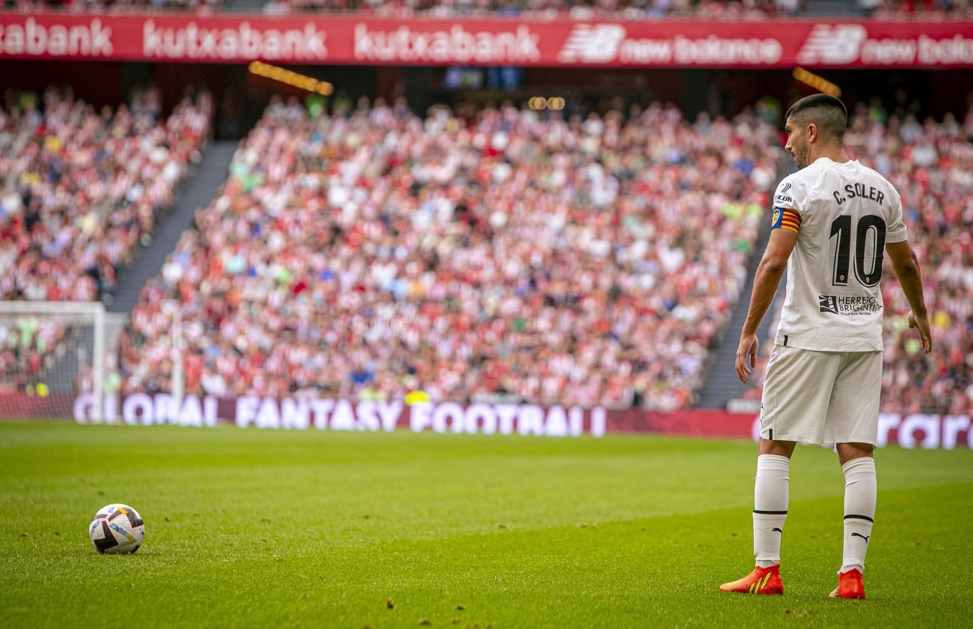 Carlos Soler saca una falta en el Valencia CF