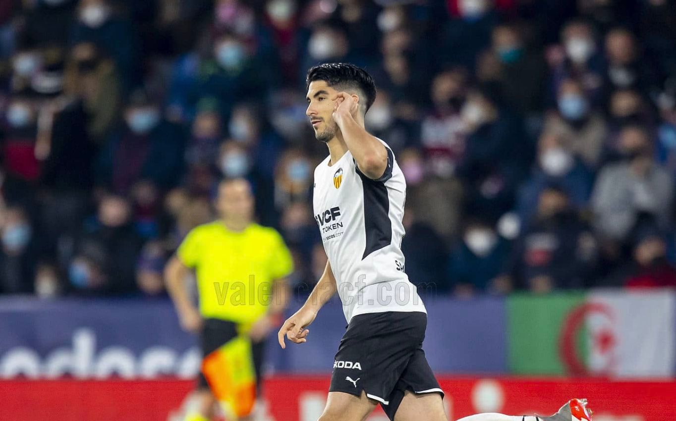 Carlos Soler ante el Levante