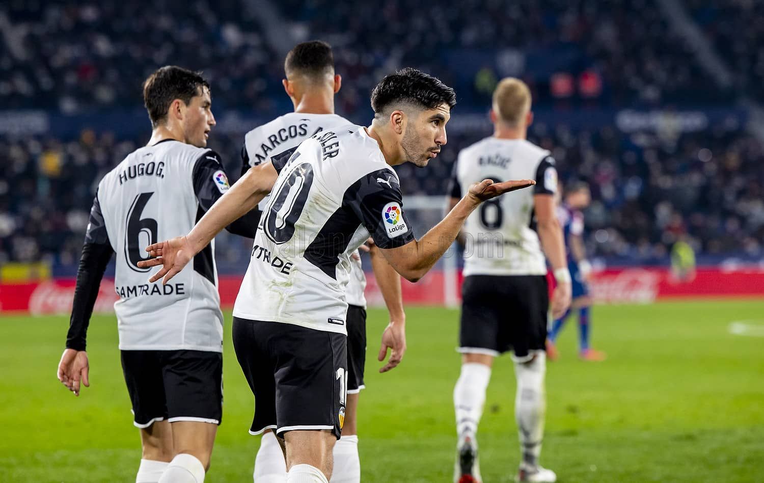 Carlos Soler ante el Levante