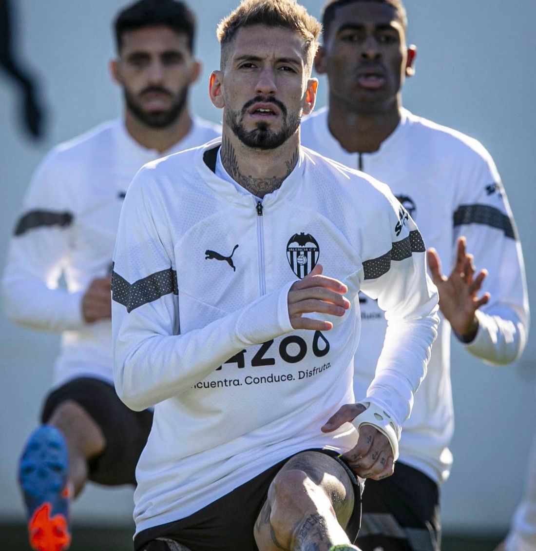  Castillejo se entrena con el Valencia CF y una férula en su mano izquierda