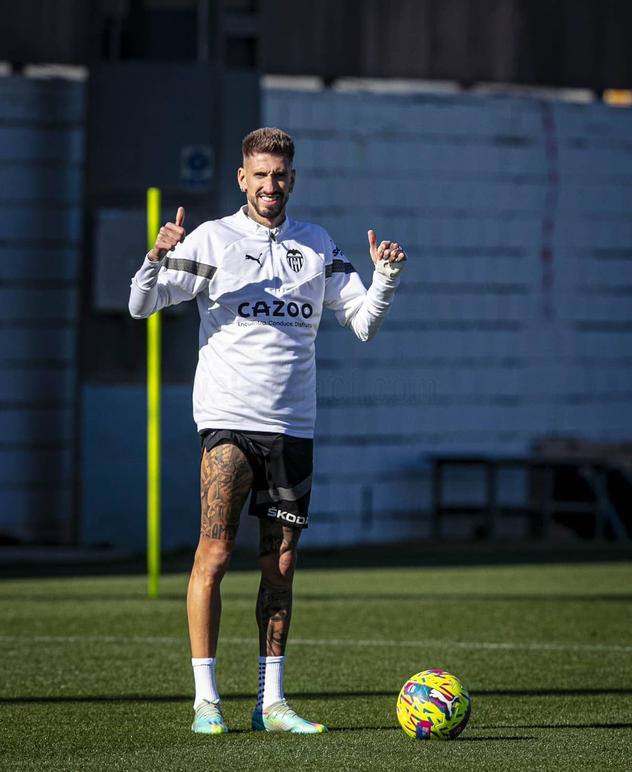  Castillejo toca balón