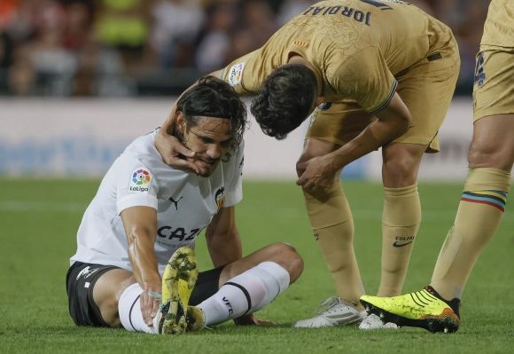  Cavani, consolado por Jordi Alba, tras caer lesionado.