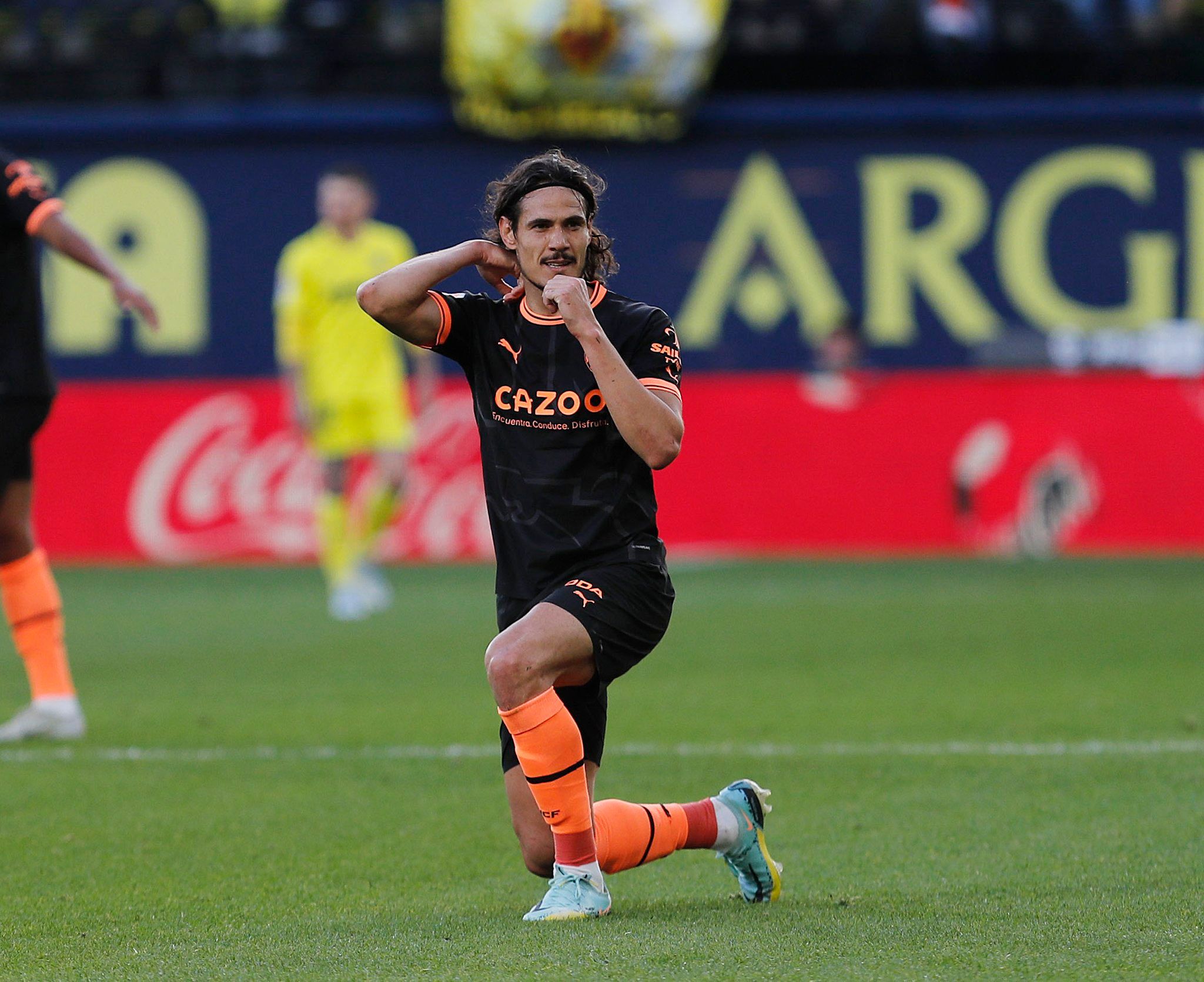  Cavani celebra el último de sus goles, fue ante el Villarreal el 31 de diciembre