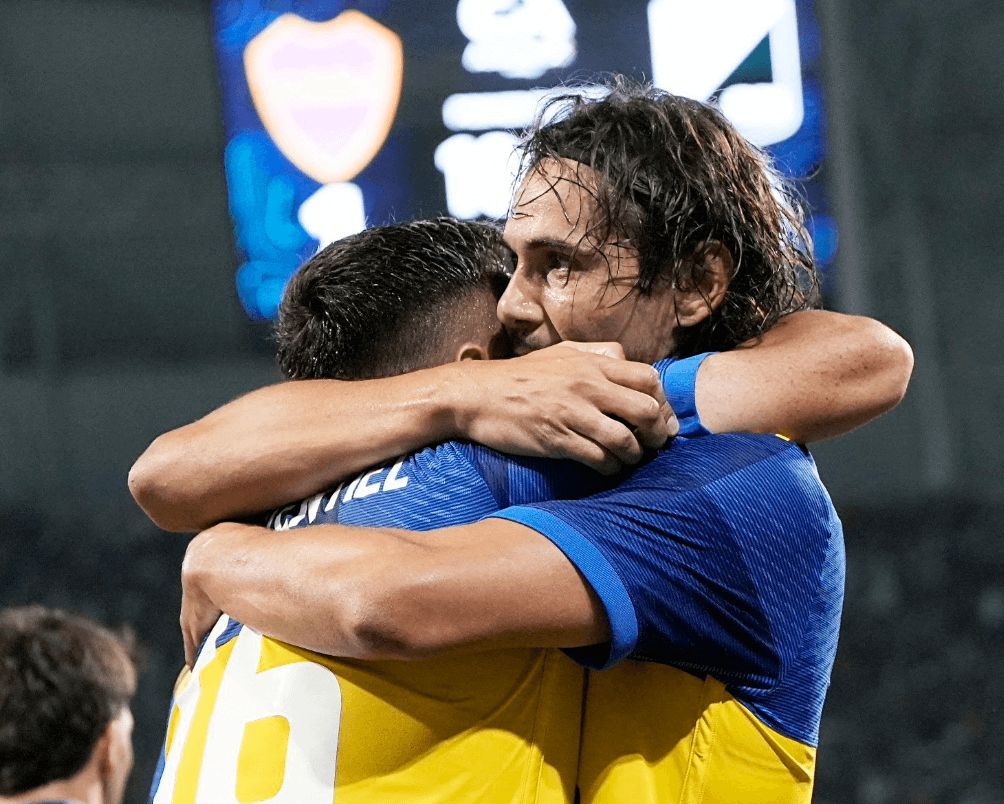  Edinson Cavani se abraza a Merentiel tras marcar con Boca
