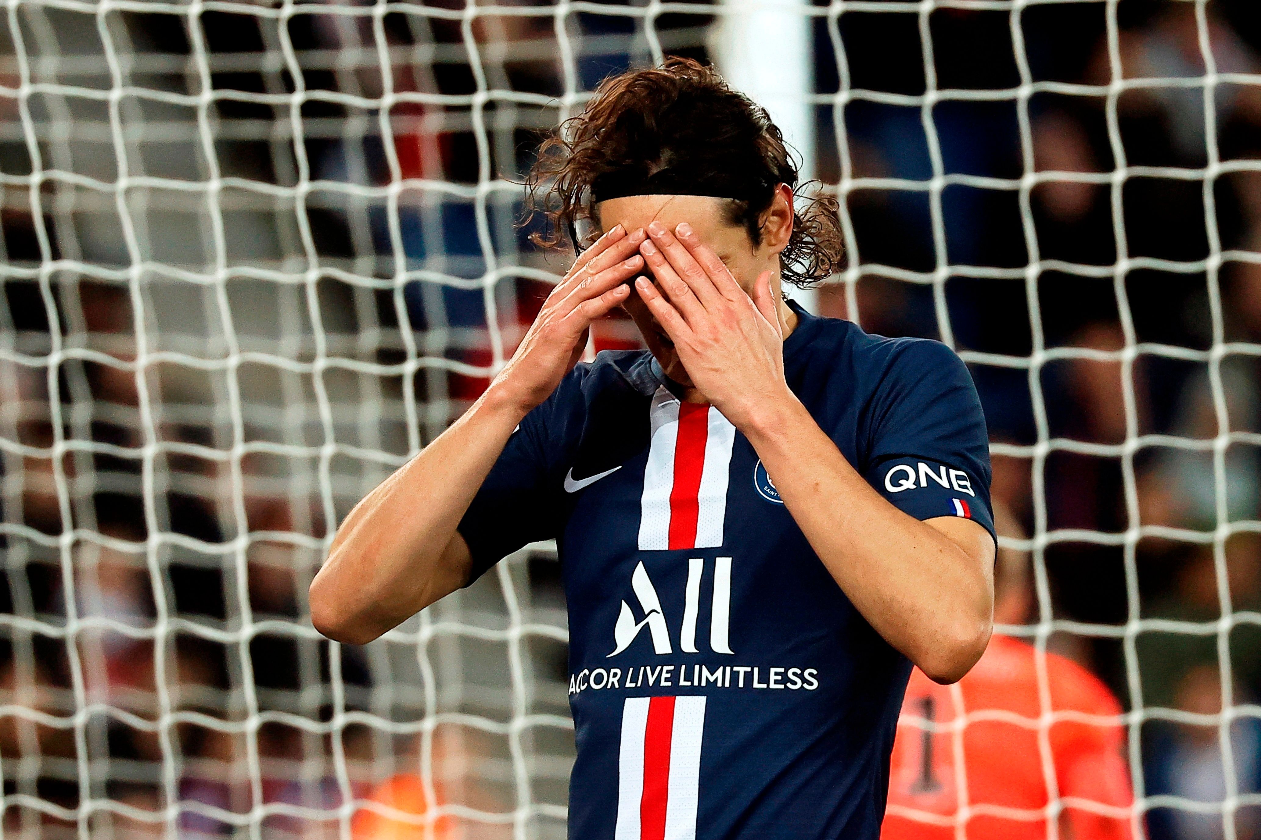 Cavani se lamenta durante un partido con el PSG.
