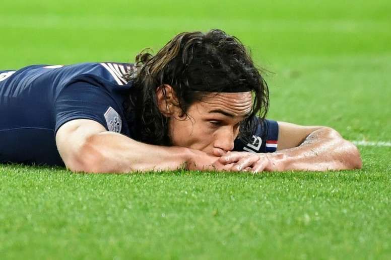 Cavani se lamenta sobre el césped en un partido del PSG.