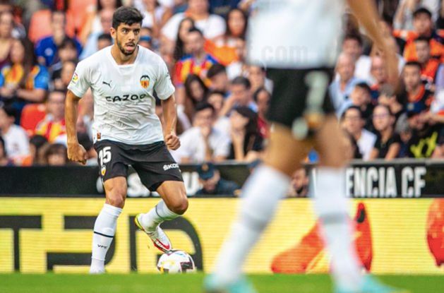 Cenk Özkacar debuta.