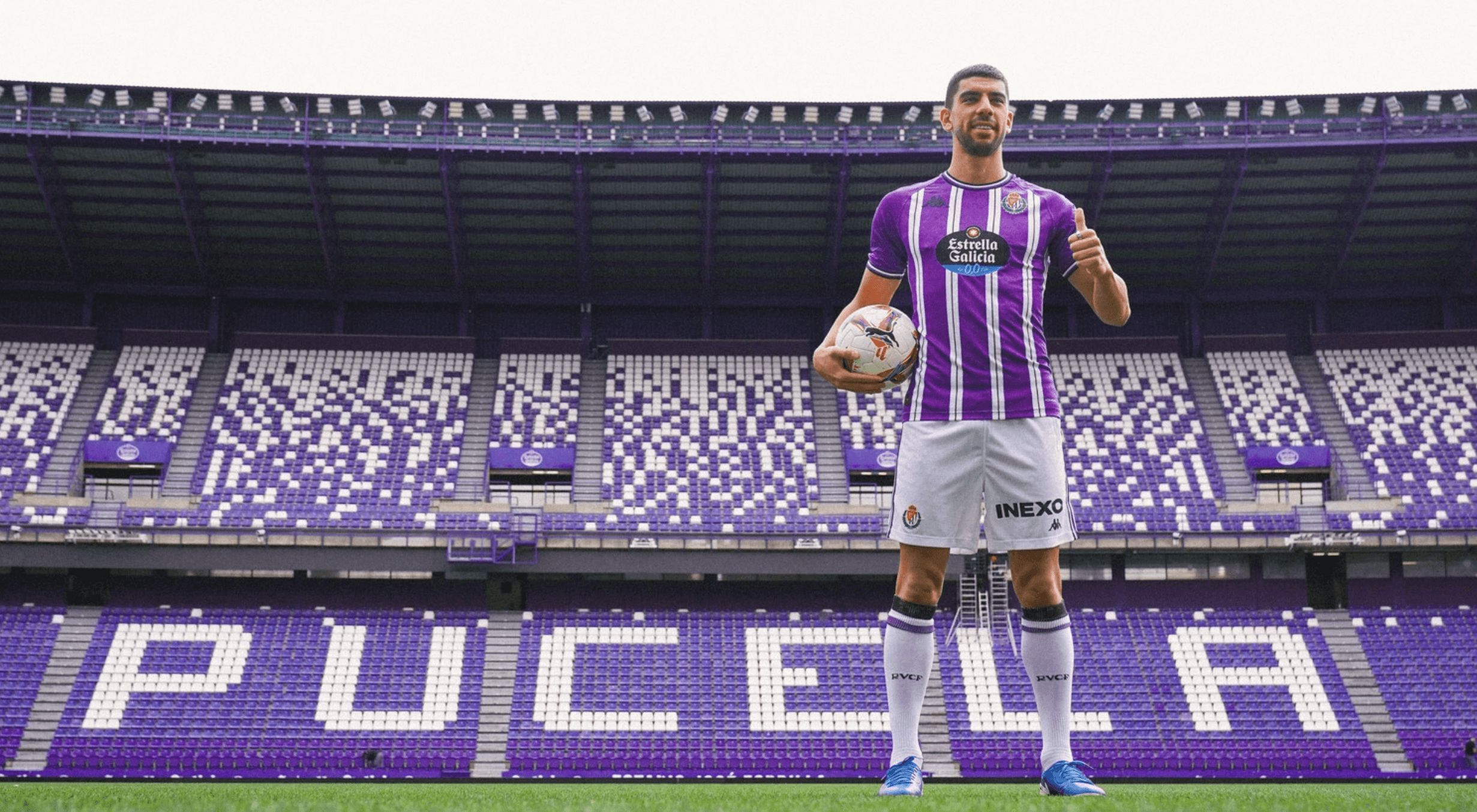 Cenk Özkacar, presentado con el Real Valladolid.