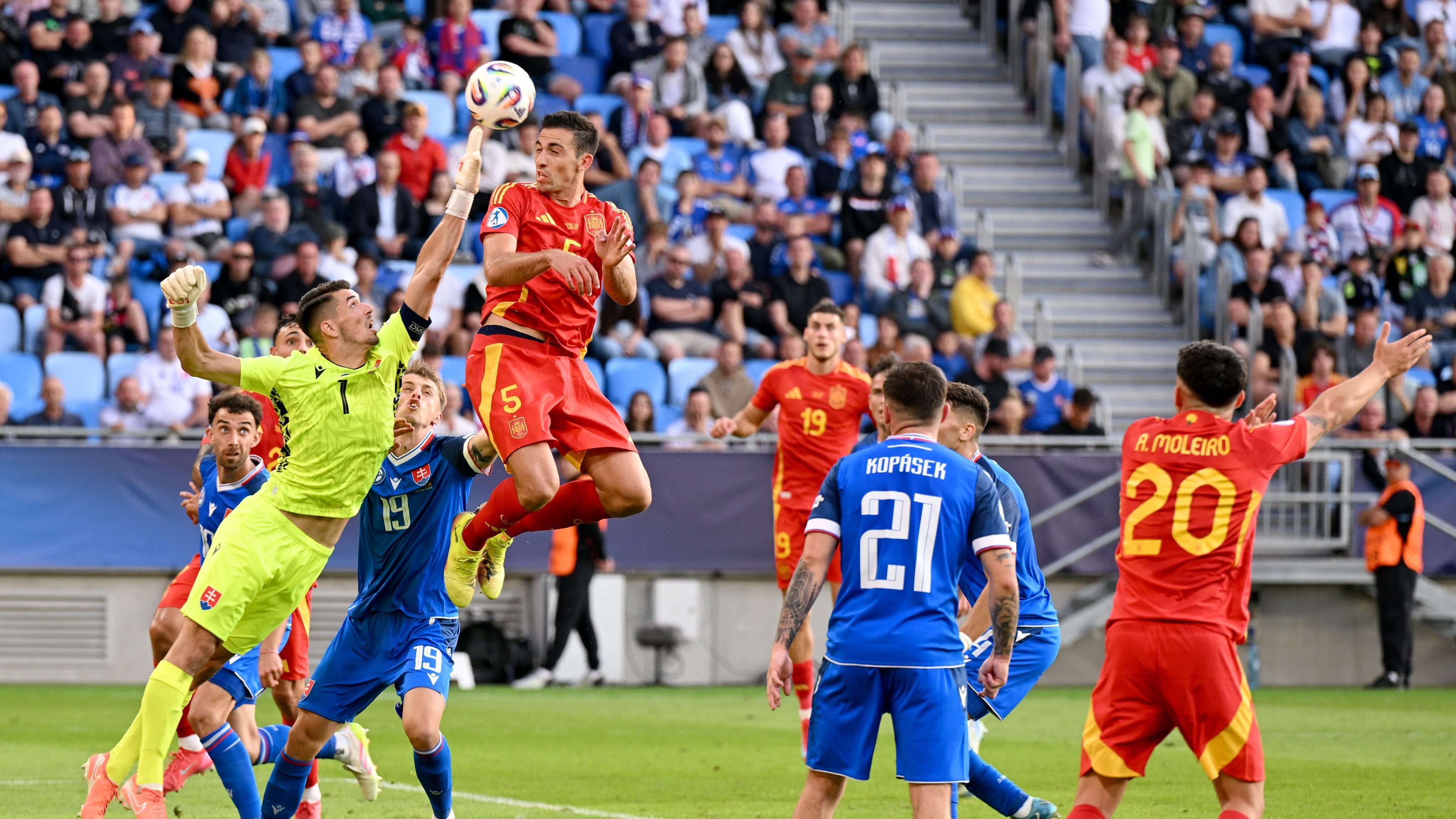 César Tárrega celebra su gol con la sub 21