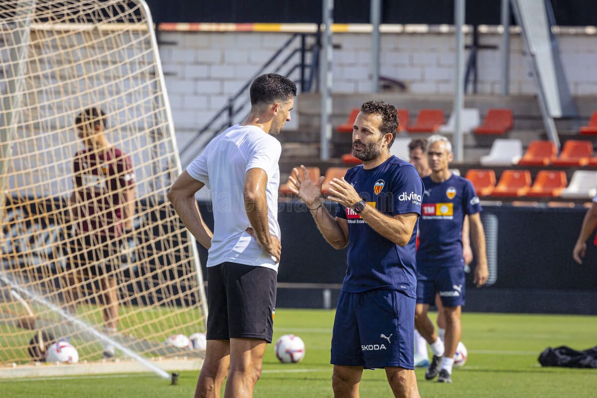  César Tárrega conversa con Rubén Baraja (Foto: Valencia CF9.