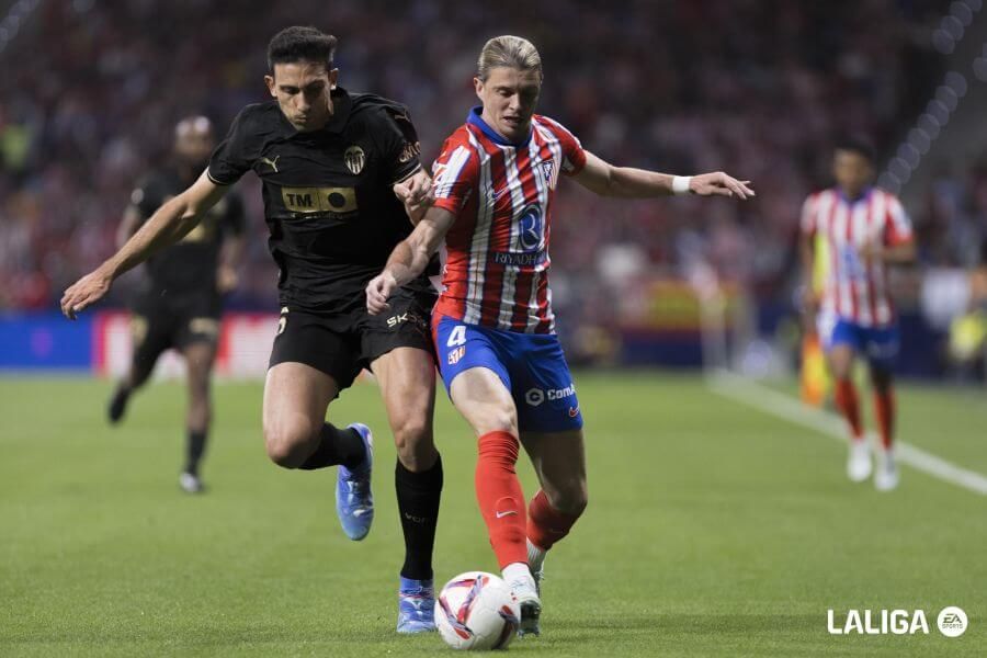 César Tárrega, en el Atlético de Madrid - Valencia CF.
