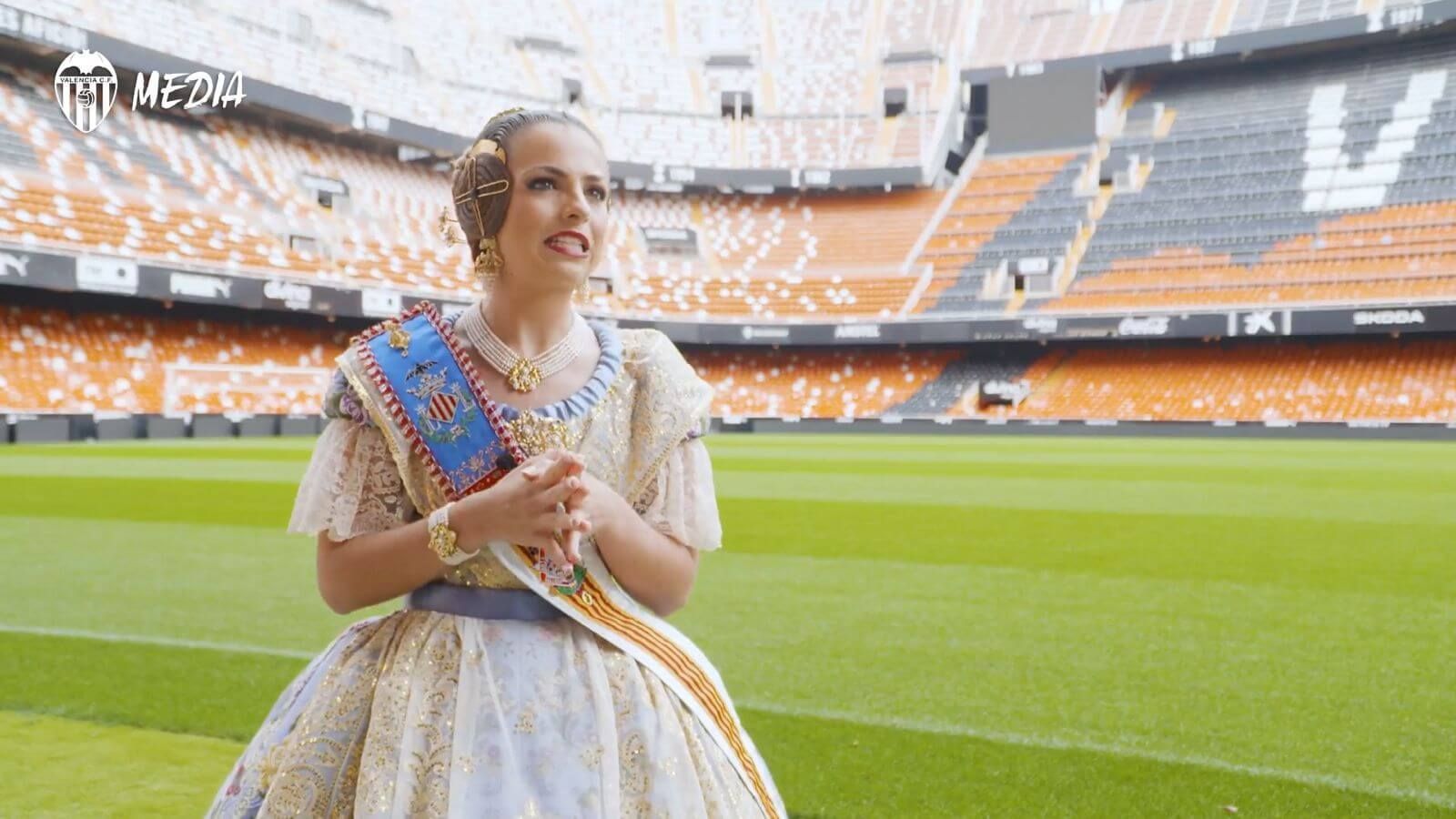  Claudia Ausina, fallera de la Corte en Mestalla