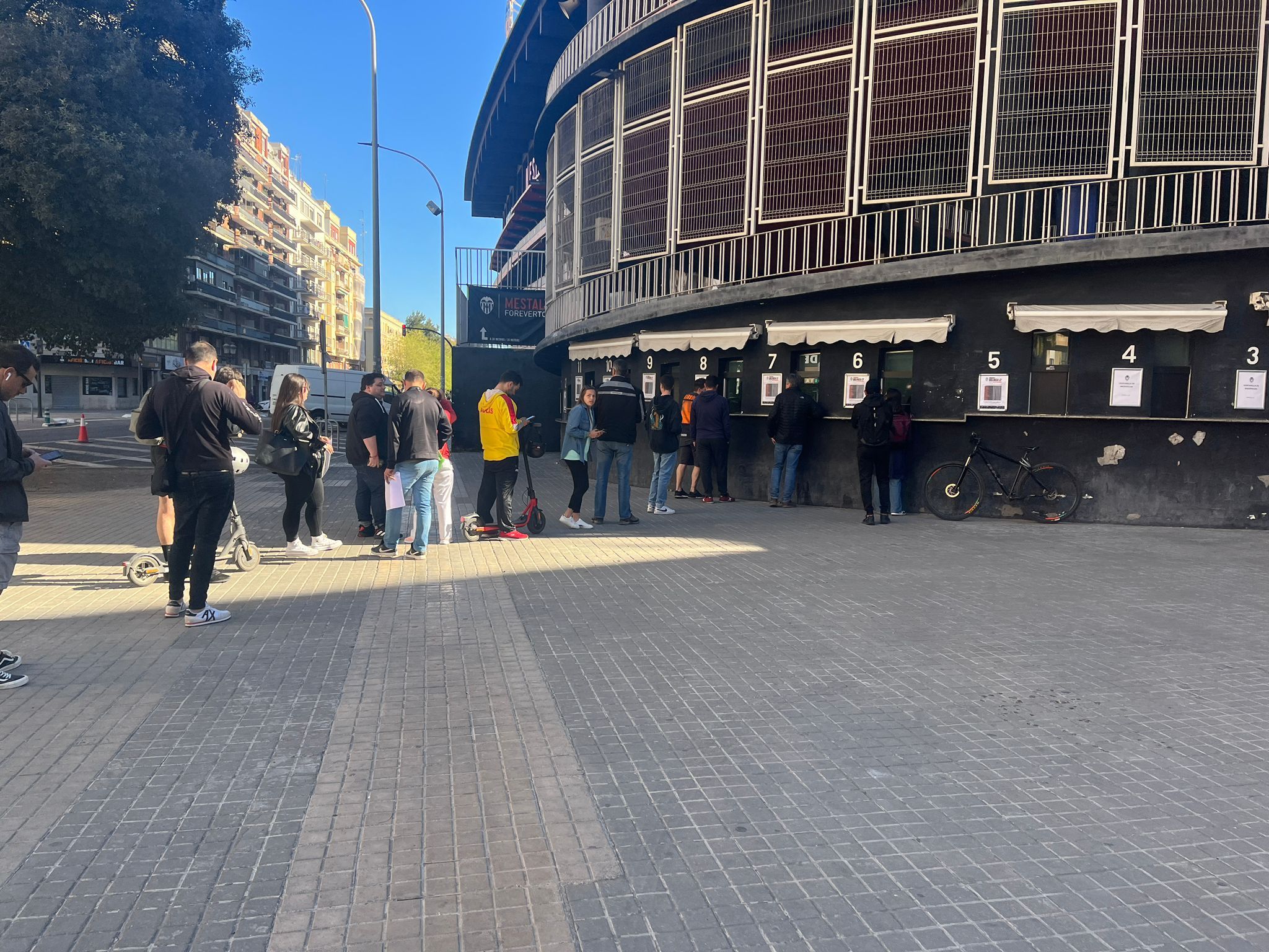 Colas en Mestalla: comienza el asalto a Almería en autobuses
