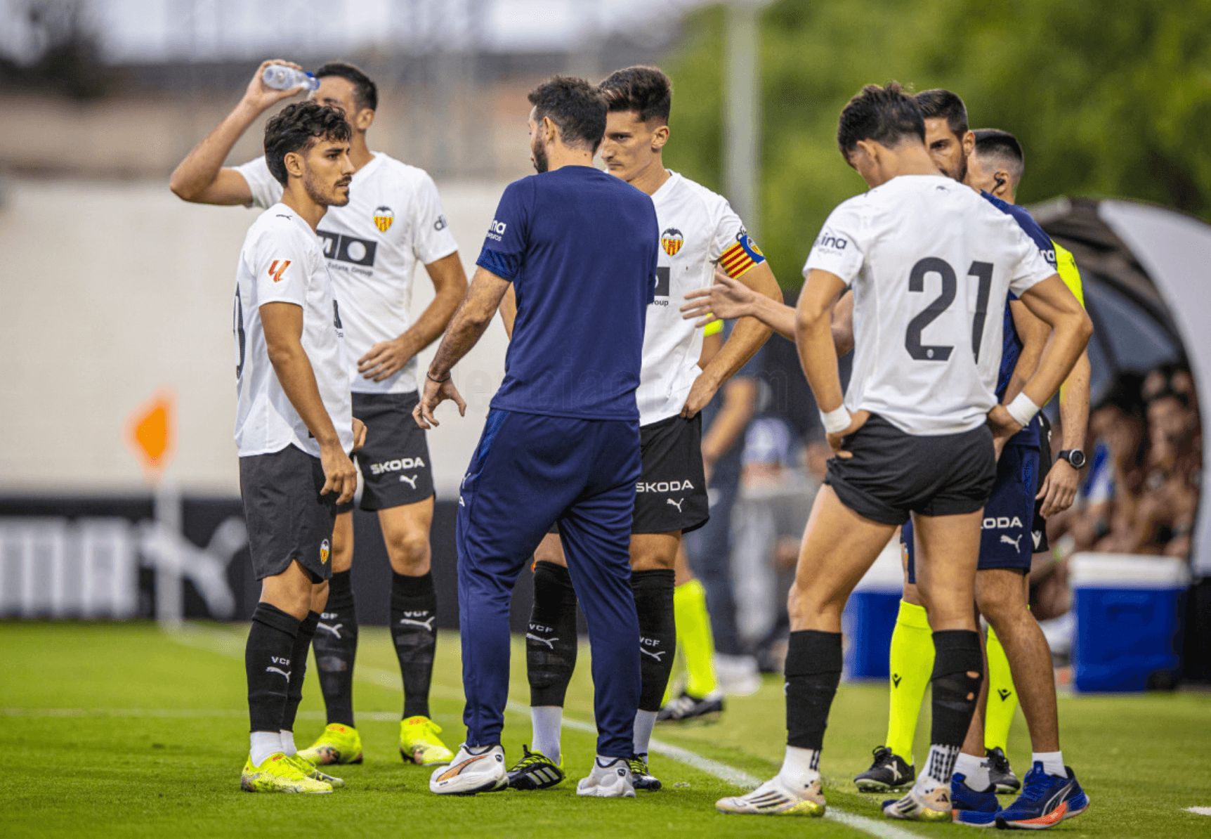 Carlos Corberán habla con André Almeida