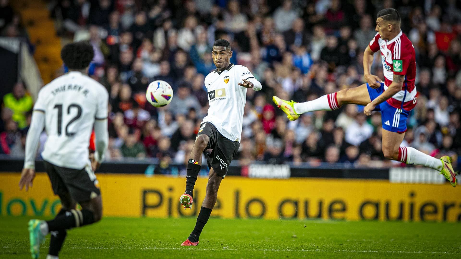  Cristhian Mosquera, ante el Granada CF.