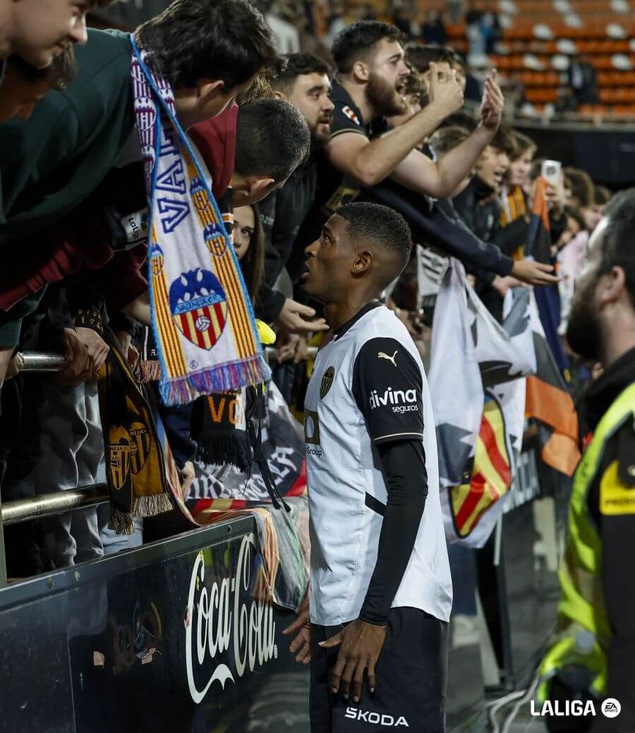  Cristhian Mosquera habla con la grada.