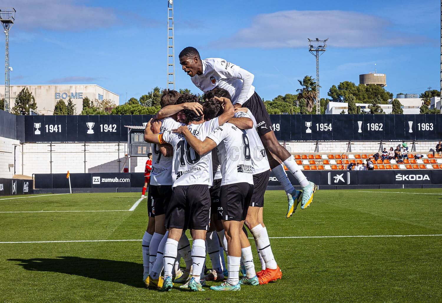  Cristhian Mosquera junto al filial del Valencia CF: Foto: Valencia CF