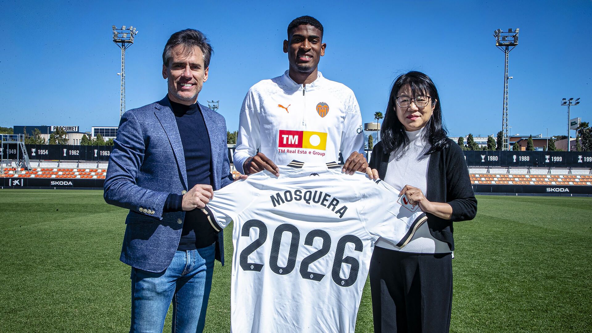  Cristhian Mosquera renueva con el Valencia CF.