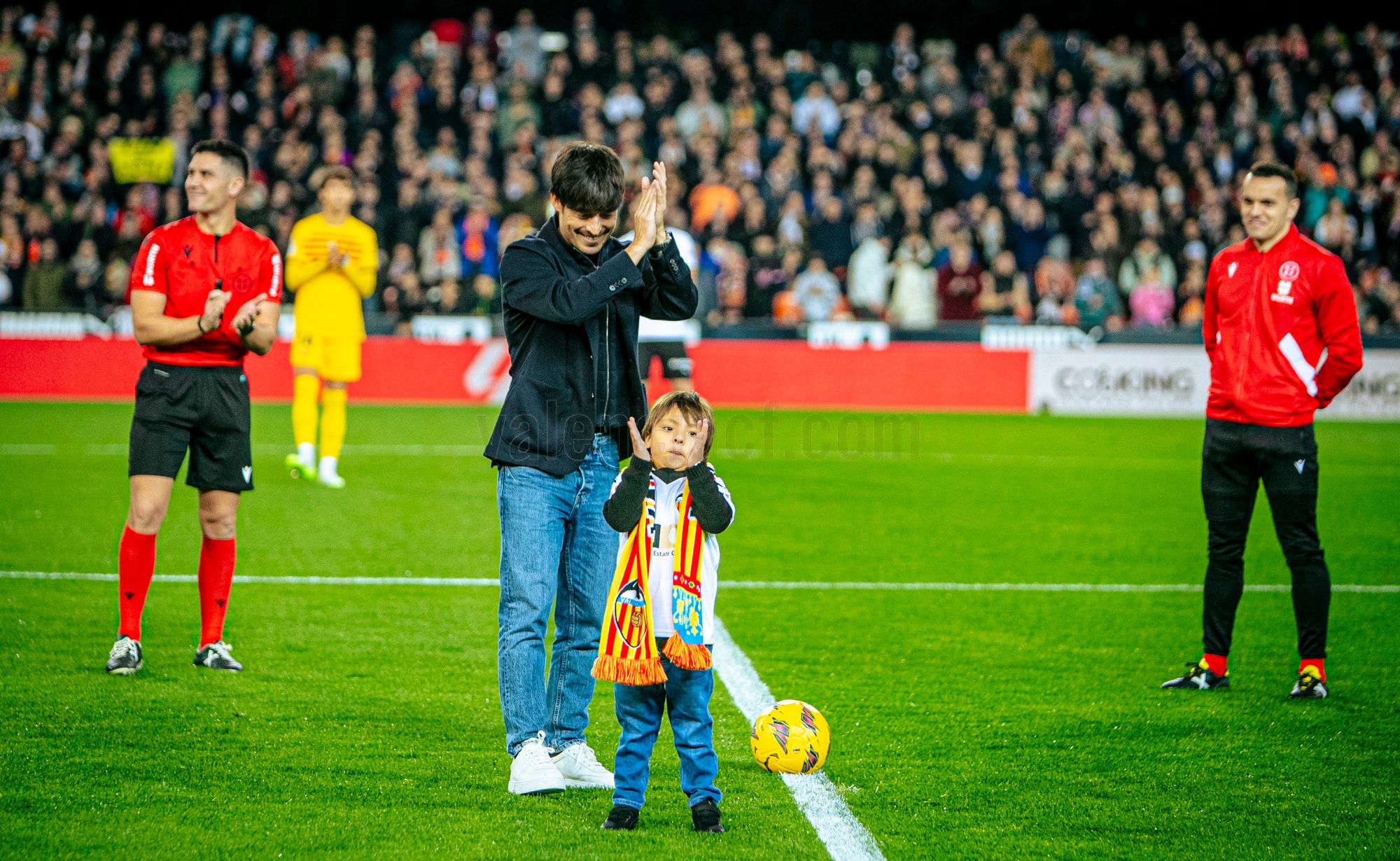 David Silva agradece a todo Mestalla (foto: Valencia CF)