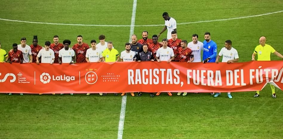  Diakhaby no posa con la pancarta del racismo