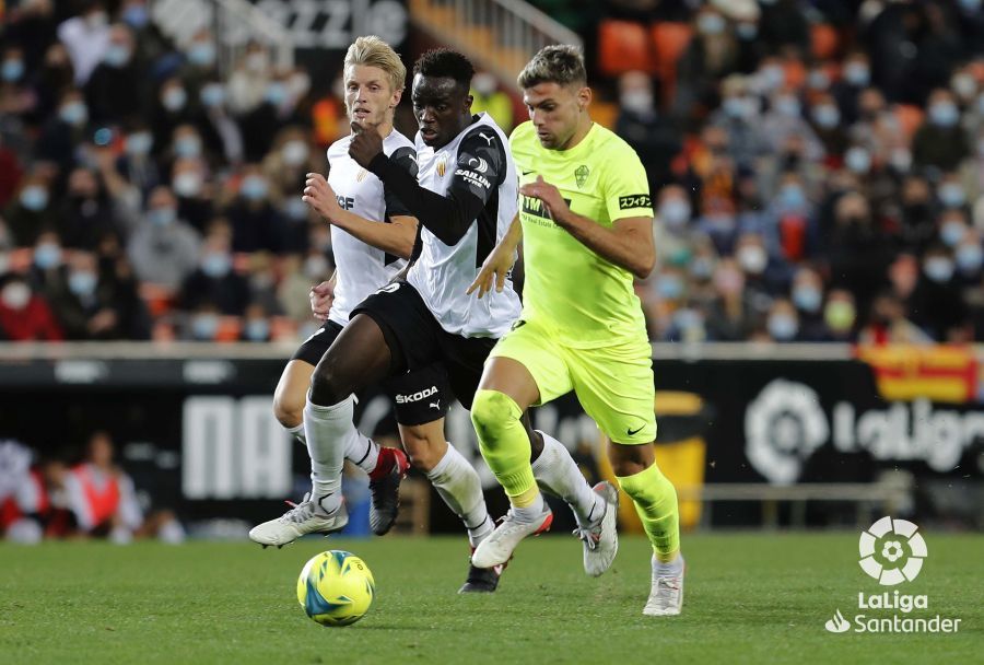  Diakhaby pugna con Lucas Boyé en el Valencia - Elche
