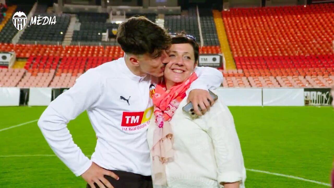  Diego López y su madre en Mestalla