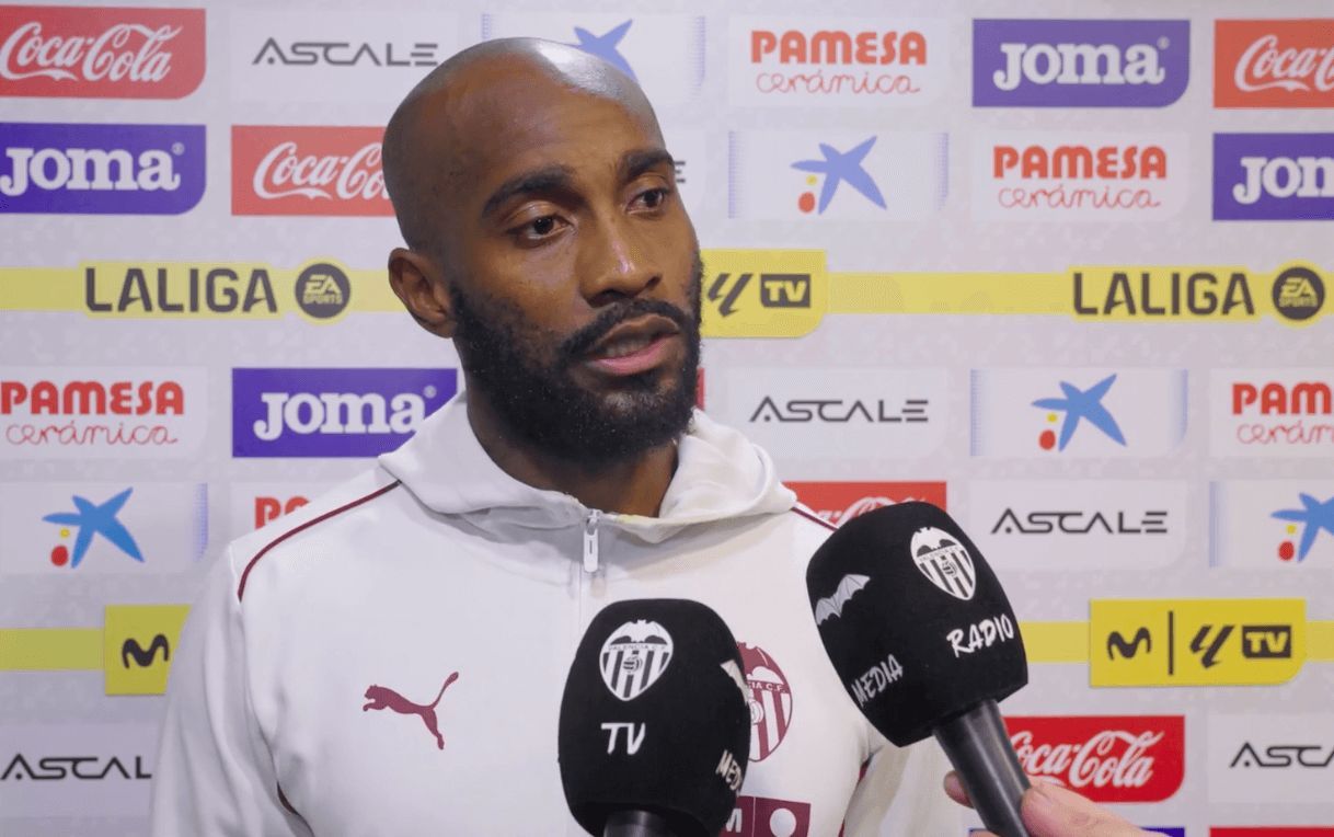  Dimitri Foulquier habla para los medios del club.