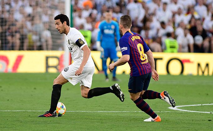 Parejo y Arthur, durante la final de la Copa del Rey.