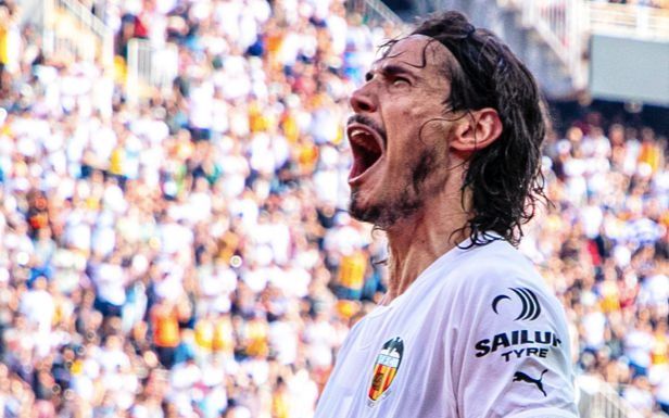  Edinson Cavani celebra uno de sus goles al Elche CF.
