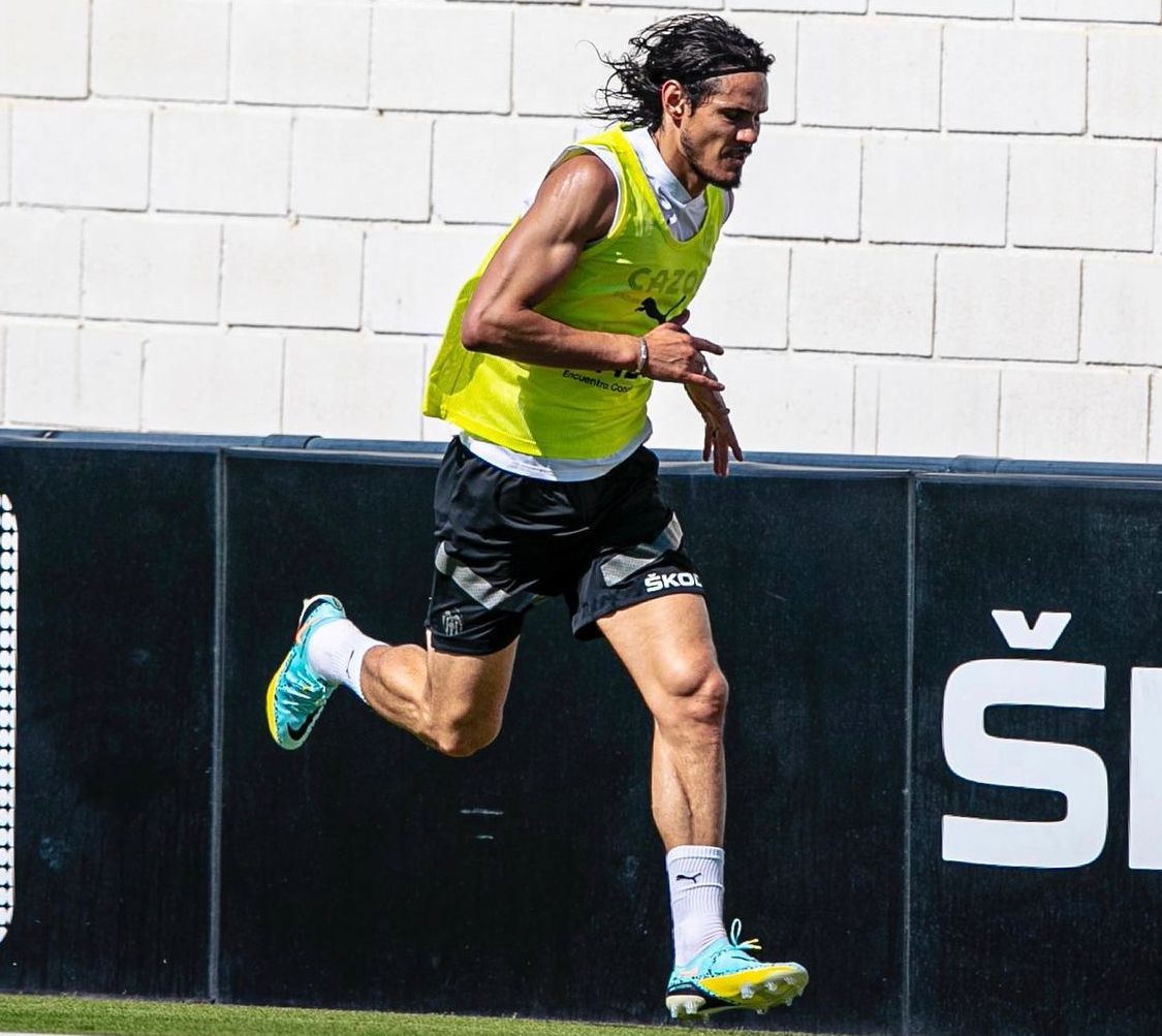 Edinson Cavani toca césped por primera vez.