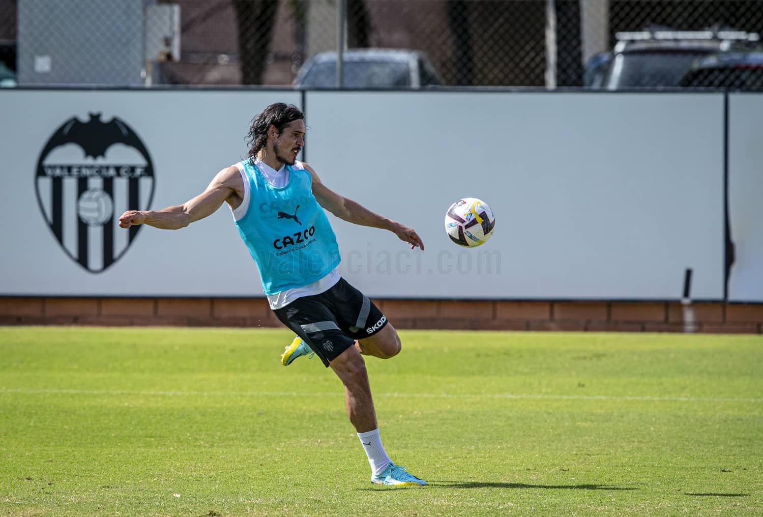  Edinson Cavani ya entrena con el grupo.