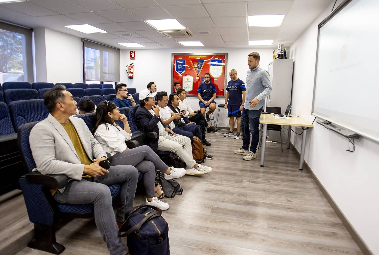 El Gobierno de Singapur visita al Valencia CF y alucina con Gattuso.