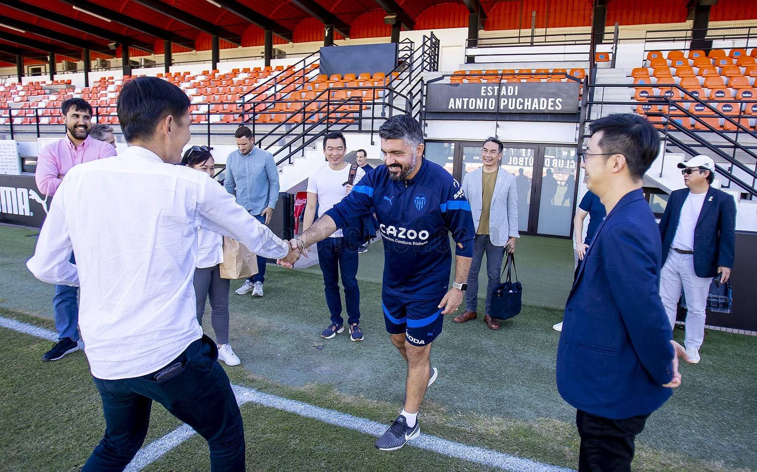 El Gobierno de Singapur visita al Valencia CF y alucina con Gattuso.