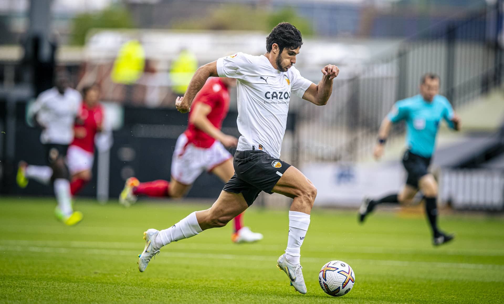  Gonçalo Guedes, ante el Nottingham.