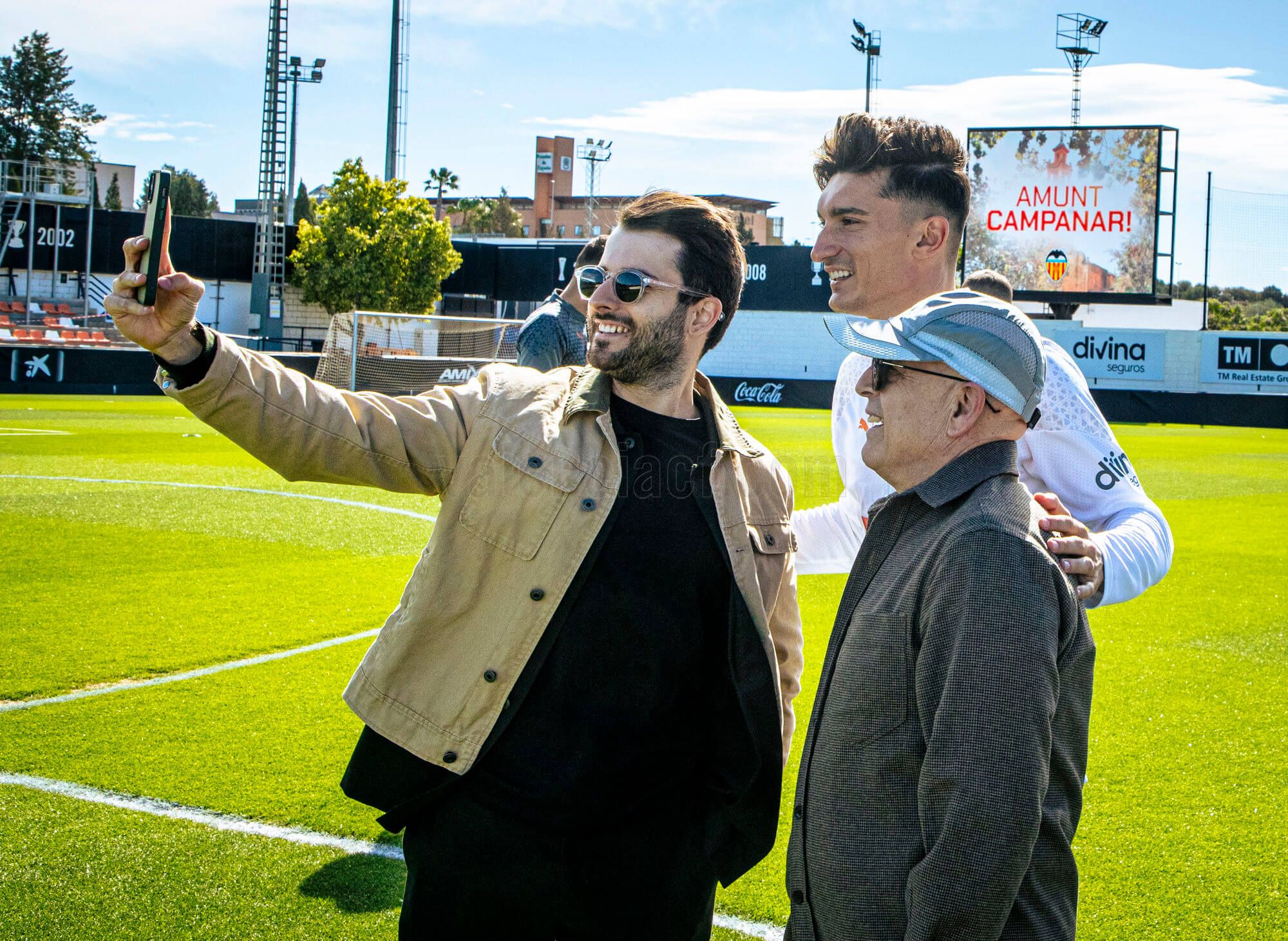  El Valencia CF recibe a los afectados por el incendio de Campanar.