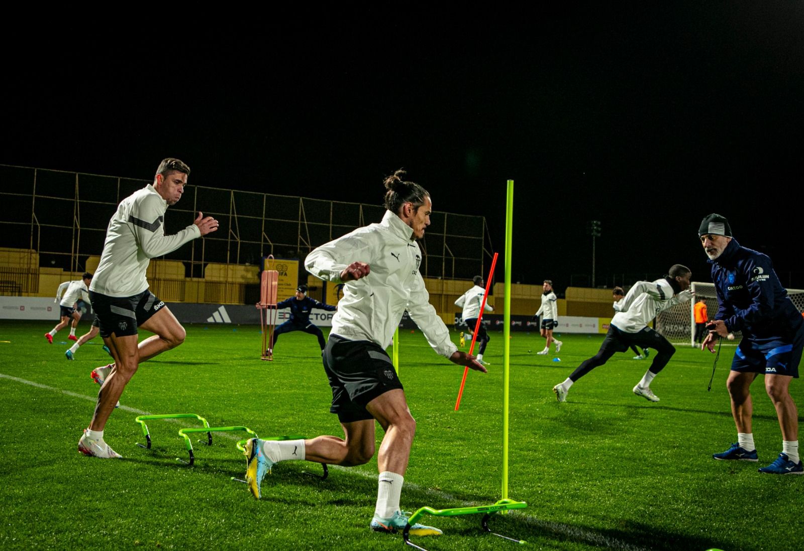El Valencia se entrena en Riad sin Marcos André