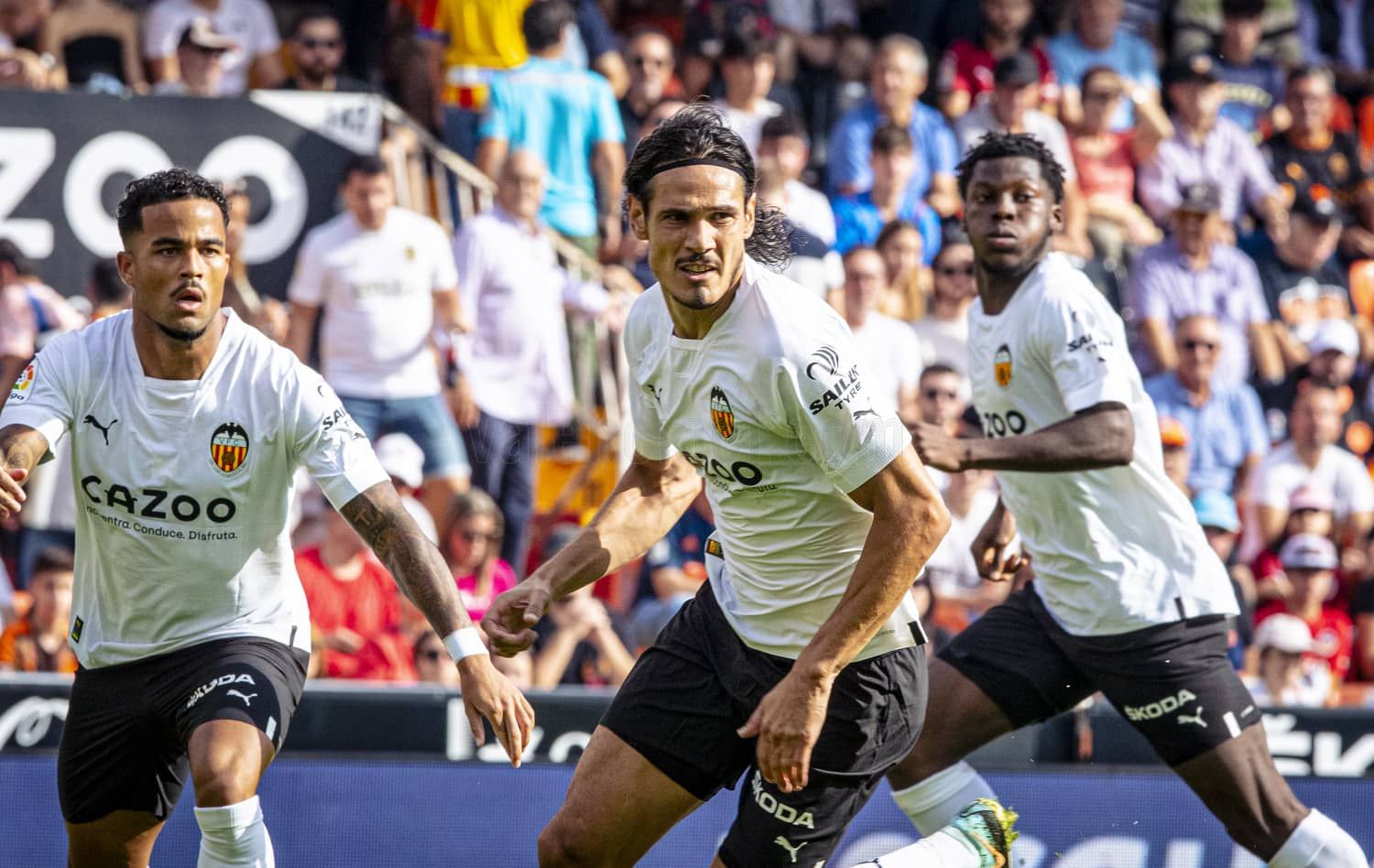 Edinson Cavani celebra uno de sus goles al Elche