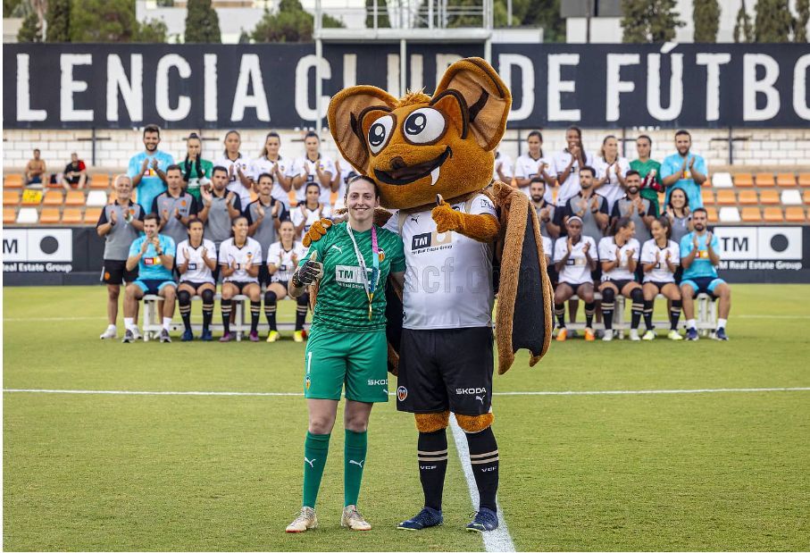  Enith Salón posa con la mascota del Valencia CF en la presentación oficial del equipo.