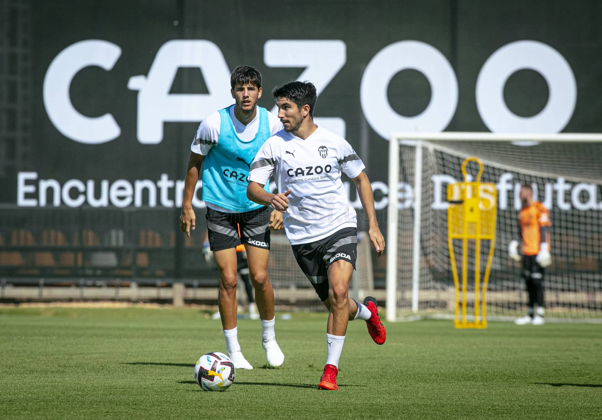  Carlos Soler, Guedes y Gayà no escatiman esfuerzos en el entrenamiento del Valencia CF