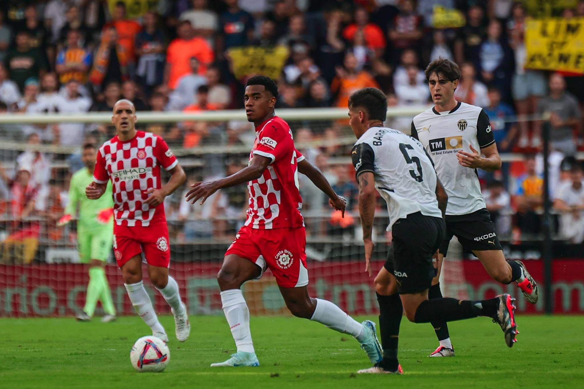  Enzo Barrenechea, ante el Girona FC.